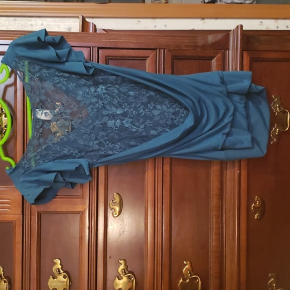 Beautiful blue-green top with lace back Juniors Small - Picture 2 of 3